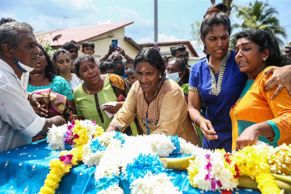 Nagaenthranu00e2u20acu2122s mother Panchalai Supermaniam, 60, in tears as she pays her final respects to her son at her home in Tanjung Rambutan, Perak, April 29, 2022. u00e2u20acu201d Picture by Farhan Najib 