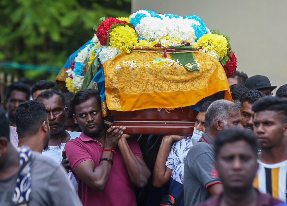 Family members carry Nagaenthranu00e2u20acu2122s casket, April 29, 2022. u00e2u20acu201d Picture by Farhan Najibn
