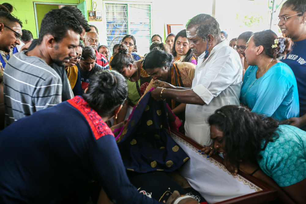 Family members and relatives take a final look at Nagaenthran in Tanjung Rambutan, Perak, April 29, 2022. — Picture by Farhan Najib 