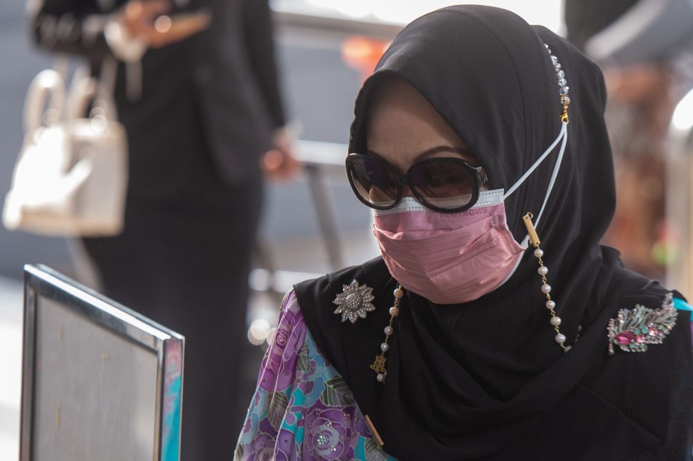 Former auditor-general Tan Sri Madinah Mohamad arrives at the Kuala Lumpur High Court April 13, 2022. u00e2u20acu201d Picture by Shafwan Zaidon