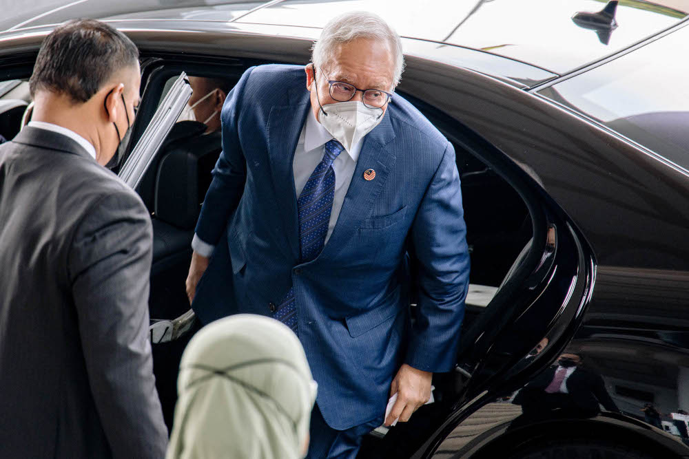 Datuk Seri Naijb Razak is pictured at the Kuala Lumpur High Court April 21, 2022. ― Picture by Firdaus Latif