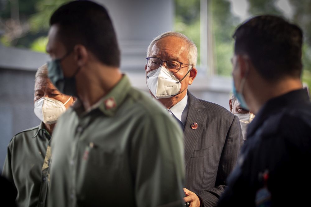 Former Prime Minister Datuk Seri Najib arrives at the Kuala Lumpur High Court April 18, 2022. u00e2u20acu201d Picture by Devan Manuel