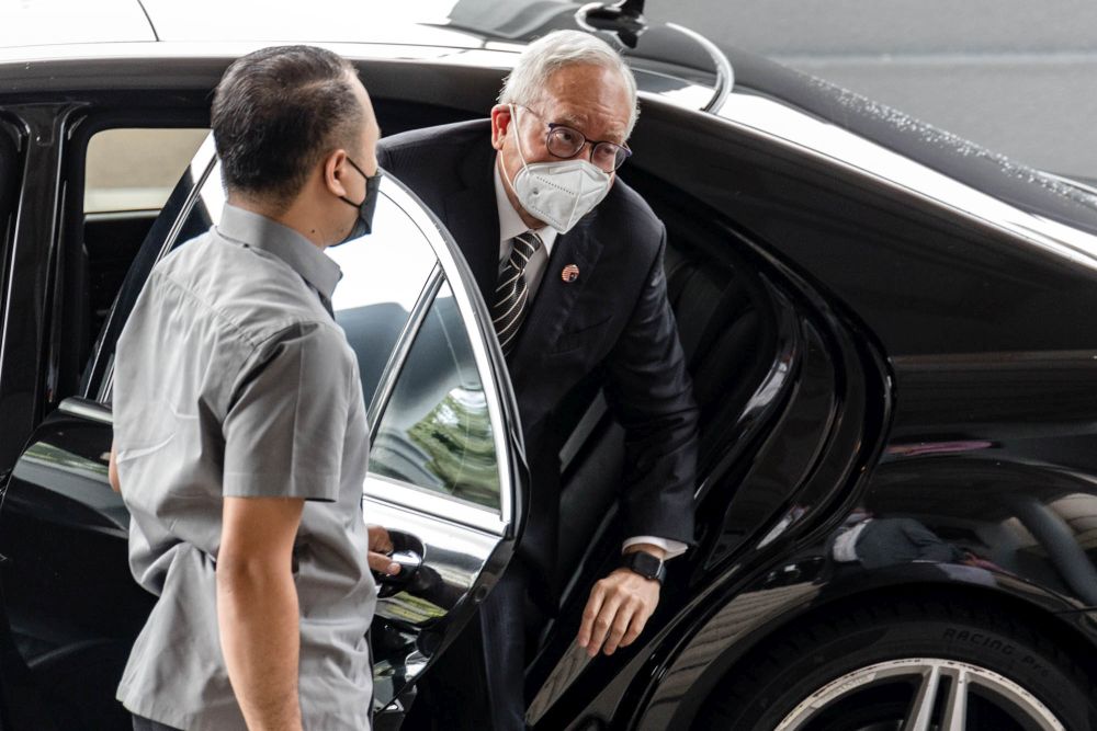 Datuk Seri Najib Razak arrives at the Kuala Lumpur High Court April 7, 2022. u00e2u20acu201d Picture by Firdaus Latif