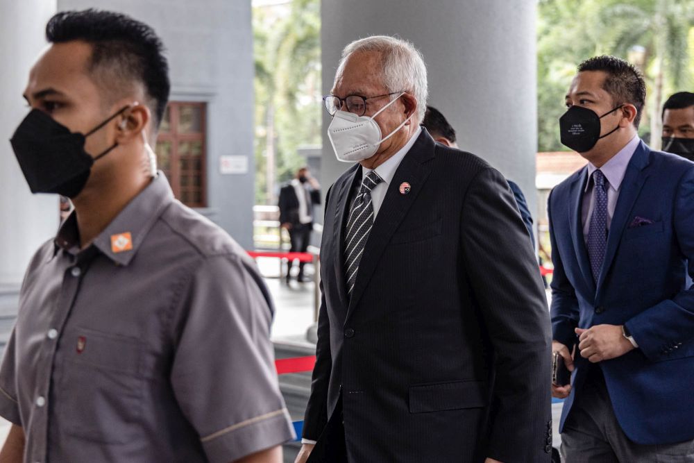 Datuk Seri Najib Razak arrives at the Kuala Lumpur High Court April 7, 2022. u00e2u20acu201d Picture by Firdaus Latif