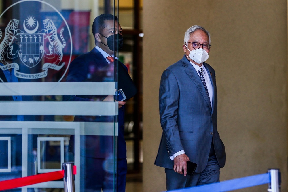 Former prime minister Datuk Seri Najib Razak is seen leaving the Kuala Lumpur High Court April 6, 2022. u00e2u20acu201d Picture by Hari Anggara