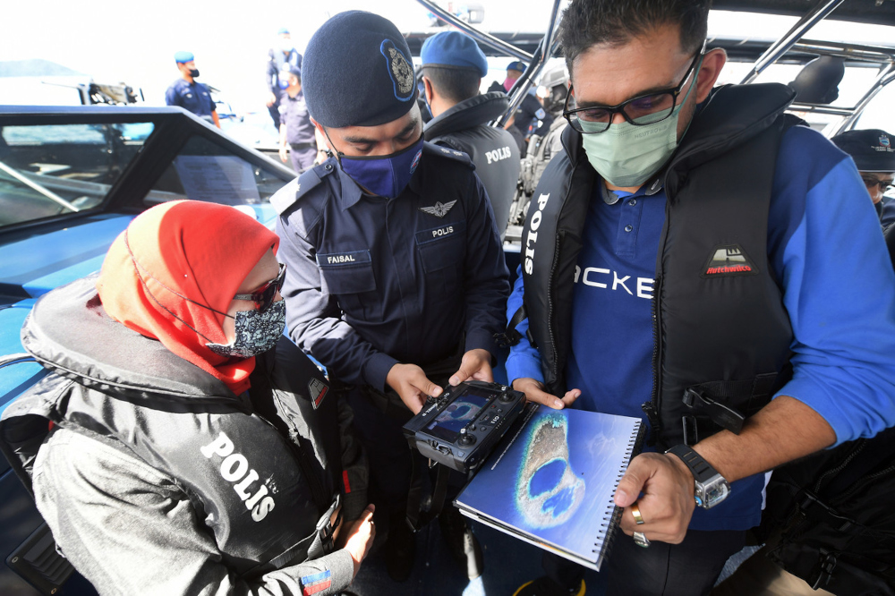 Tourism, Arts and Culture Minister Datuk Seri Nancy Shukri looks at a picture of the Blue Ring Hole in Darvel Bay, Lahad Datu, April 28, 2022. u00e2u20acu201d Bernama pic 