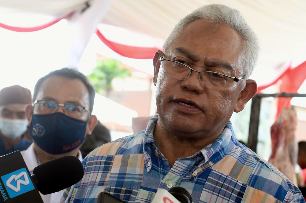 Tengku Ahmad Rithauddeenu00e2u20acu2122s remains were laid to rest at the Bukit Kiara Muslim Cemetery here at 11.20 am, witnessed by his relatives and friends. u00e2u20acu2022 Bernama pic