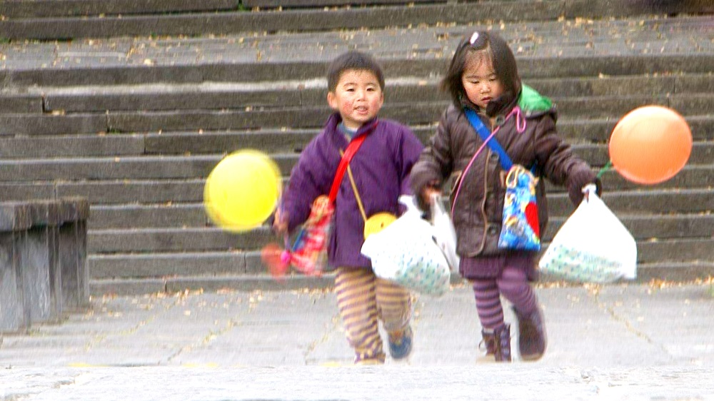 Adorable toddlers tackle errands on their own in Netflixu00e2u20acu2122s u00e2u20acu02dcOld Enough!u00e2u20acu2122. u00e2u20acu2022 Picture courtesy of Netflix