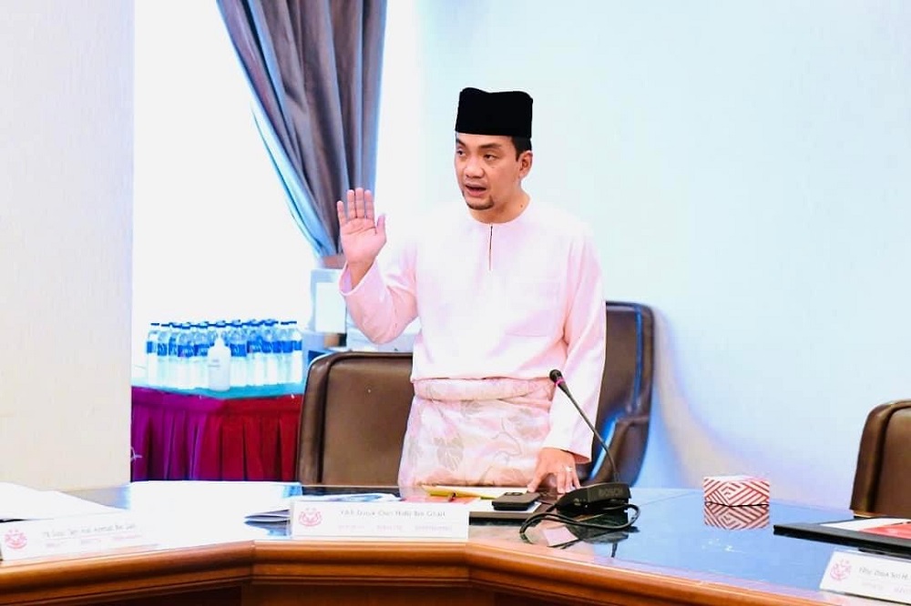 Johor MB Datuk Onn Hafiz Ghazi taking his oath as an Umno supreme council member after being appointed to the partyu00e2u20acu2122s highest decision-making body, April 14, 2022. u00e2u20acu201d Picture via Facebook