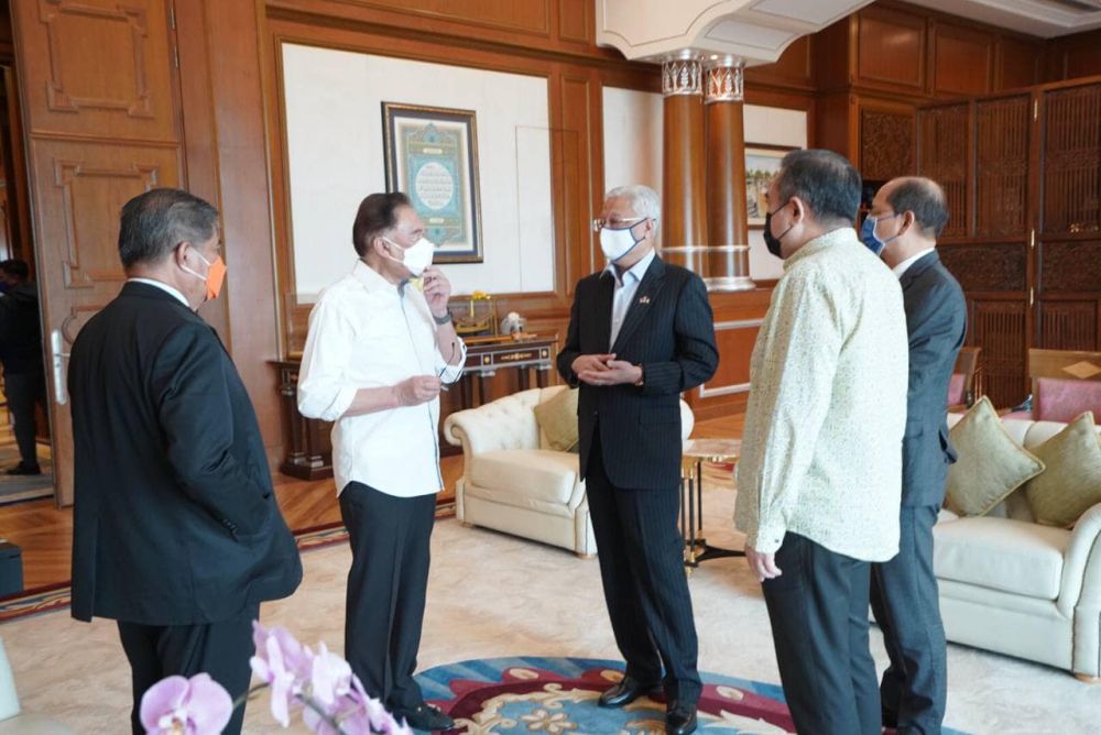 Prime Minister Datuk Seri Ismail Sabri Yaakob (centre) is seen with PKR, DAP, Amanah and Upko leaders during a meeting this morning. u00e2u20acu201d Picture via Facebook