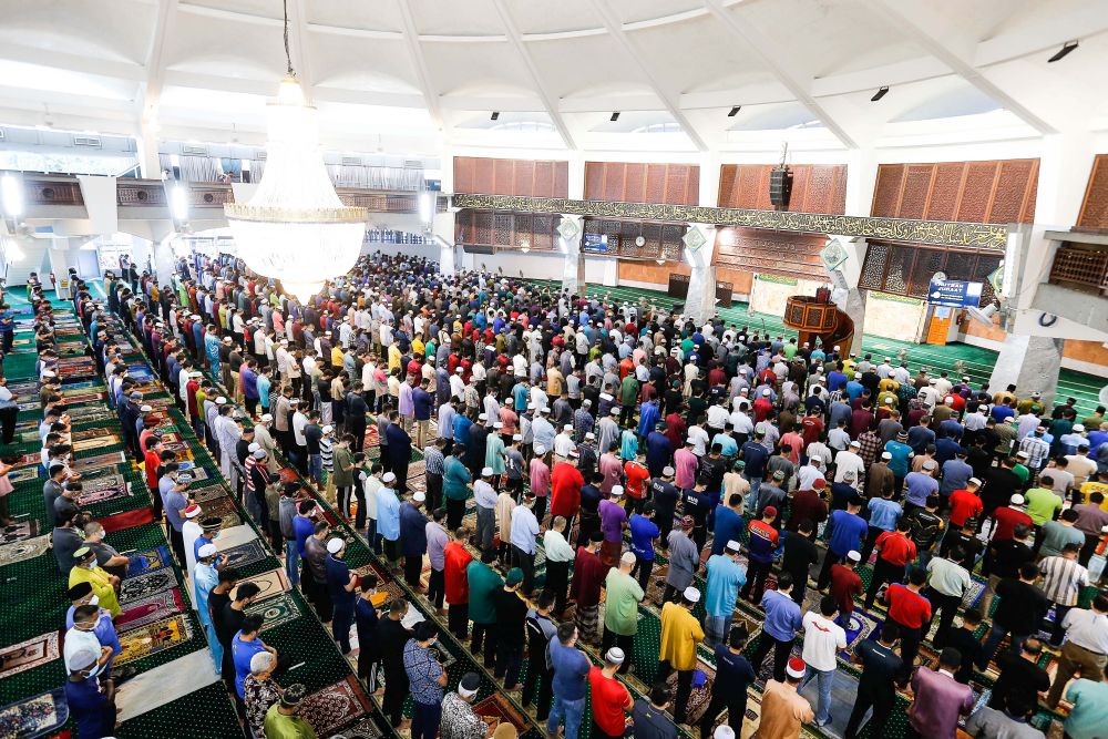 Muslims perform Friday prayers at Penang State Mosque in George Town April 1, 2022. u00e2u20acu201d Picture by Sayuti Zainudin