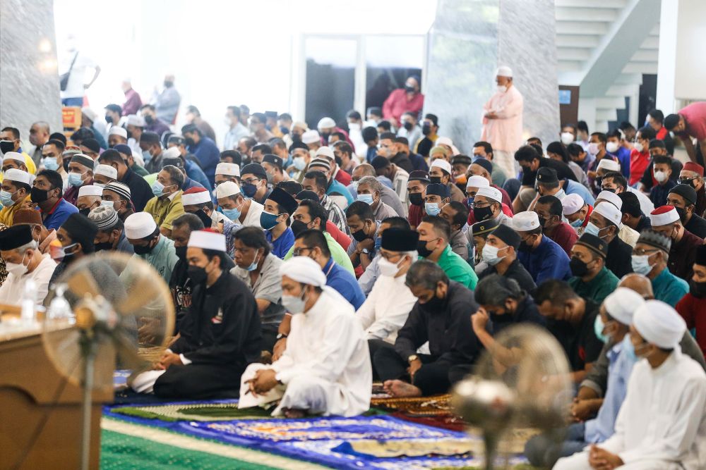Muslims perform Friday prayers at Penang State Mosque in George Town April 1, 2022. u00e2u20acu201d Picture by Sayuti Zainudin