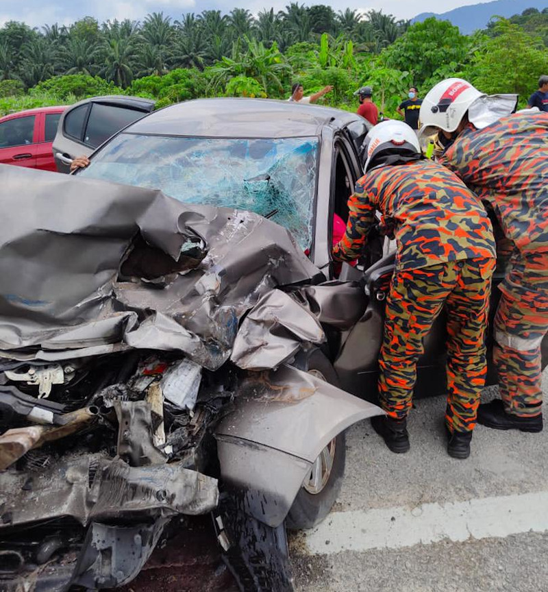 A senior officer of the Perak Fire and Rescue Department and his wife were seriously injured in a road accident when the car he was driving hit the back of a garbage truck in Taman Chepor Impian, Ipoh. u00e2u20acu201d Picture courtesy of Fire and Rescue Dept