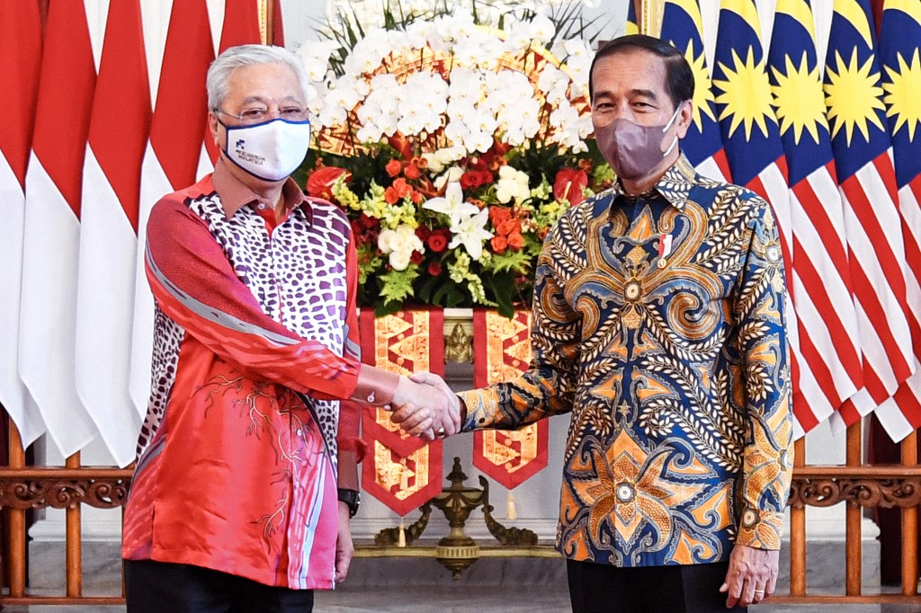 Indonesian President Joko Widodo (right) shaking hands with Prime Minister Datuk Seri Ismail Sabri Yaakob during their meeting at the presidential palace in Jakarta, April 1, 2022. u00e2u20acu201d AFP pic