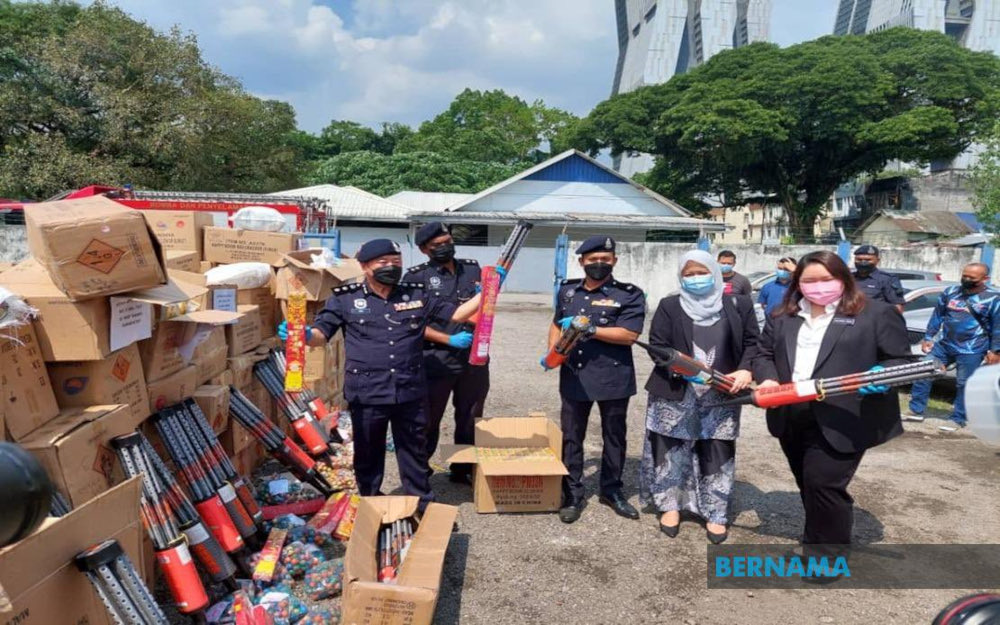 Sentul district police chief, ACP Beh Eng Lai, said all firecrackers and fireworks seized on March 24 were believed to be for the upcoming Aidilfitri celebration. u00e2u20acu201d Picture from Twitter/Bernama 