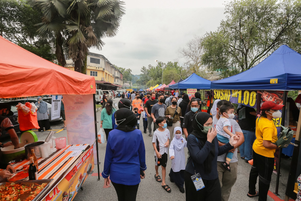 Shoppers at the Bukit Indah Ramadan bazaar in Ampang, April 5, 2022. u00e2u20acu201d Picture by Devan Manuel