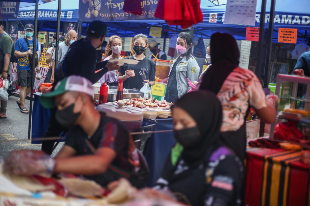 People throng the Kampung Baru Ramadan April 5, 2022. u00e2u20acu201d Picture by Hari Anggara