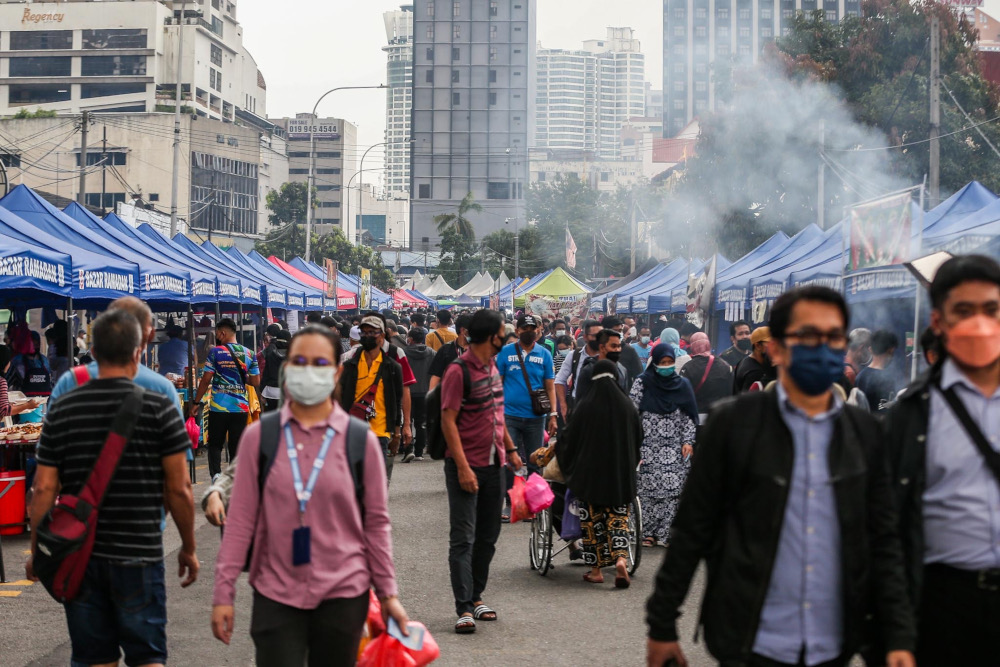 People throng the Kampung Baru Ramadan April 5, 2022. u00e2u20acu201d Picture by Hari Anggara