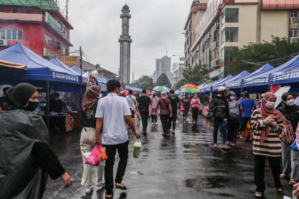 People throng the Kampung Baru Ramadan April 5, 2022. u00e2u20acu201d Picture by Hari Anggara