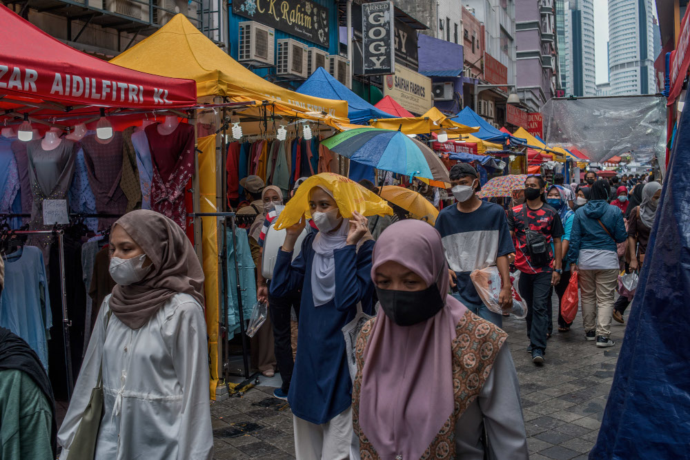 People are seen wearing masks as they go shopping in conjunction with Hari Raya Aidifitri at Jalan Tunku Abdul Rahman in Kuala Lumpur, April 19, 2022. u00e2u20acu201d Picture by Shafwan Zaidon