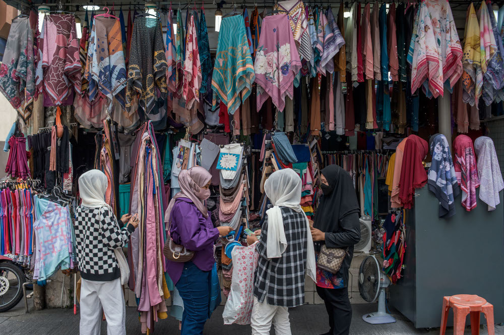 People are seen wearing masks as they go shopping in conjunction with Hari Raya Aidifitri at Jalan Tunku Abdul Rahman in Kuala Lumpur, April 19, 2022. u00e2u20acu201d Picture by Shafwan Zaidon