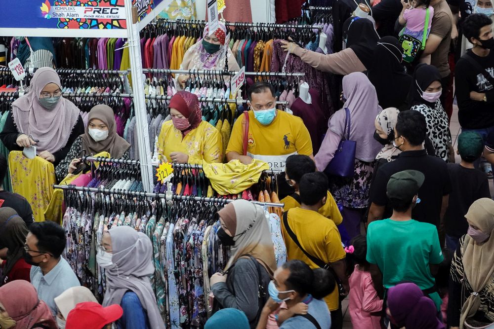 People wearing face masks shop for clothes at PKNS in Shah Alam April 24, 2022. u00e2u20acu201d Picture by Miera Zulyana