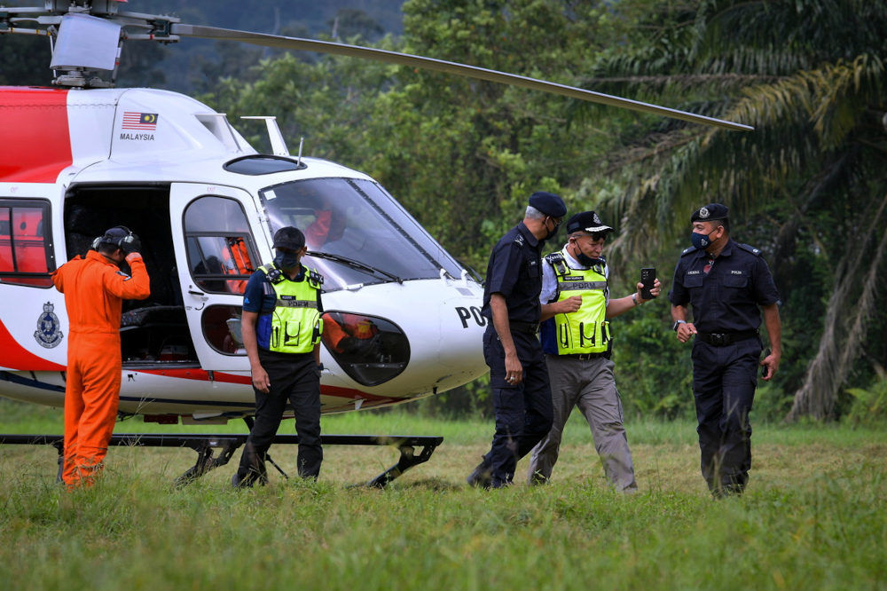 Kedah police chief CP Wan Hassan Wan Ahmad (2nd right) arrives in Bandar Baharu via a police helicopter for a press conference, April 22, 2022. u00e2u20acu201d Bernama pic 