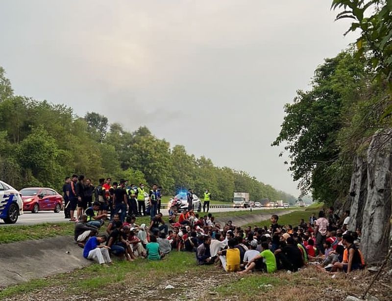 Policemen round up Rohingya detainees who had broken out of a temporary detention centre in Sungai Bakap, Penang April 20, 2022. u00e2u20acu201d Picture via Twitter
