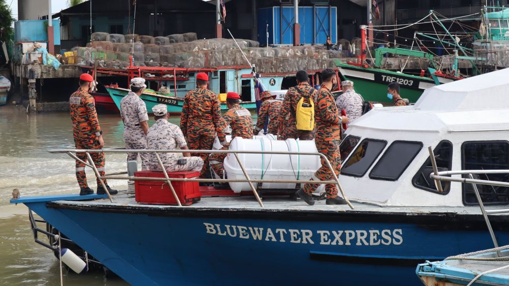 SAR personnel involved in the search for four foreign divers are pictured at the Mersing Jetty  April 7, 2022. u00e2u20acu201d Bernama pic