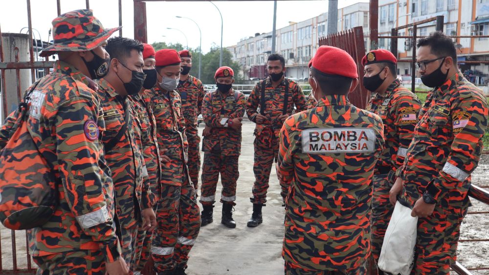 SAR personnel involved in the search for four foreign divers are pictured at the Mersing Jetty  April 7, 2022. u00e2u20acu201d Bernama pic