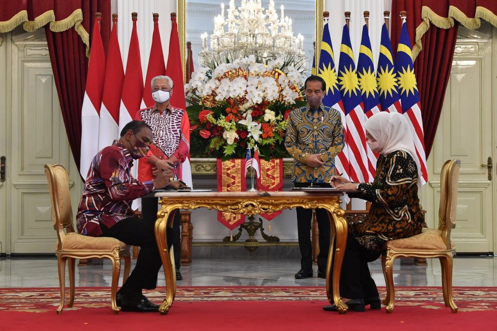 Prime Minister Datuk Seri Ismail Sabri Yaakob and Indonesian President Joko Widodo witness the signing of the MoU on the Employment and Protection of Indonesian Domestic Migrant Workers in Malaysia at Istana Merdeka, Jakarta, April 1, 2022. 