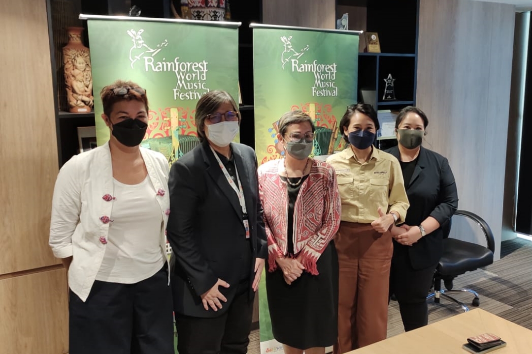 Sharzede (second left) and others pose after yesterdayu00e2u20acu2122s press conference. u00e2u20acu2022 Picture by Teo Yee Sing via Borneo Post