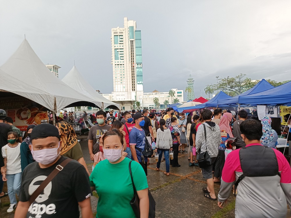 Visitors seen at the Ramadan bazaar at Dataran Tun Tuanku Bujang Phase 2 following an earlier downpour. u00e2u20acu201d Borneo Post Online pic