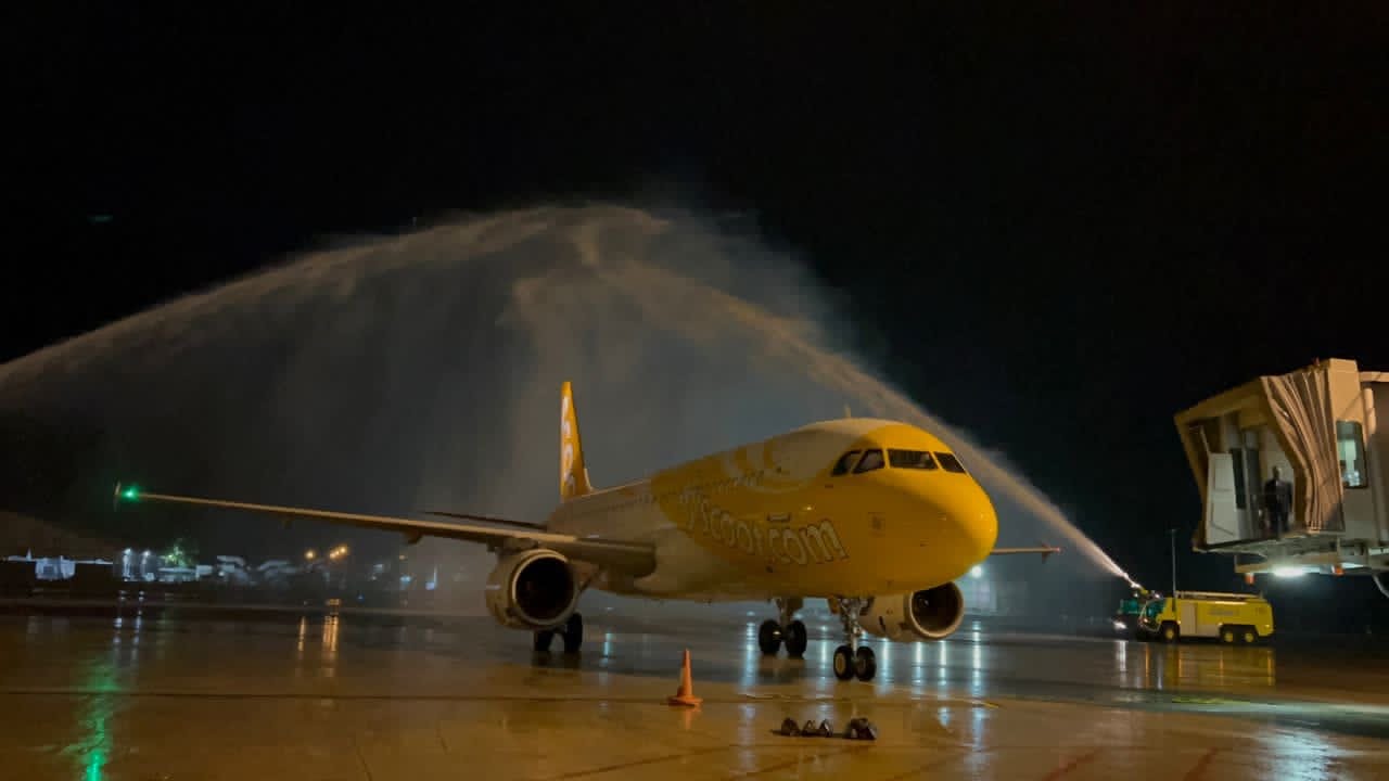 Scoot Flight TR492 receives a water cannon salute at the Kota Kinabalu International Airport, yesterday. u00e2u20acu2022 Borneo Post pic