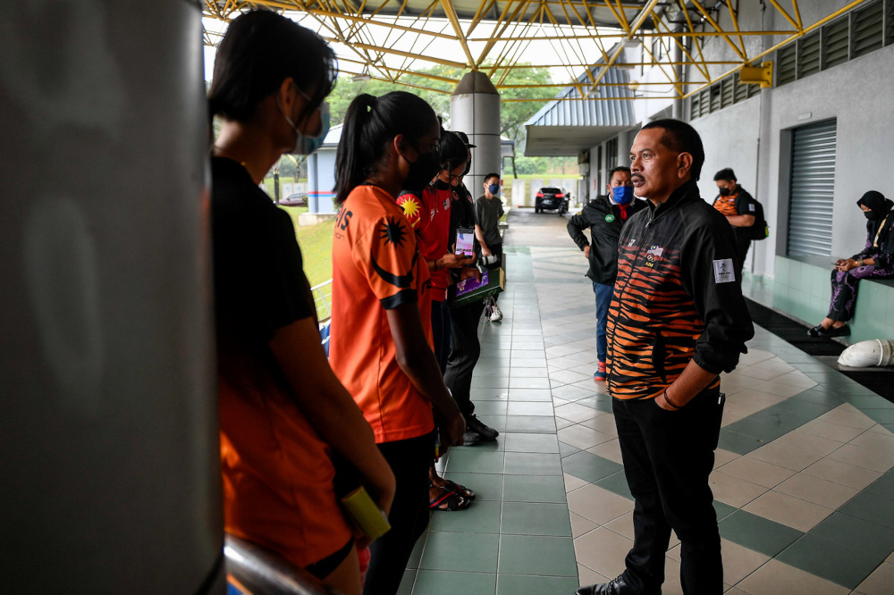 Malaysian Contingent chef de mission to the Hanoi SEA Games Datuk Nur Azmi Ahmad meeting athletes and e-sports and athletics coaches at MSN Bukit Jalil, April 7, 2022. u00e2u20acu201d Bernama pic 