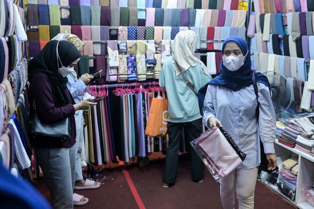 People shop for the upcoming Hari Raya Aidilfitri celebrations in Setia Alam Uptown April 27, 2022. u00e2u20acu201d Picture by Miera Zulyana