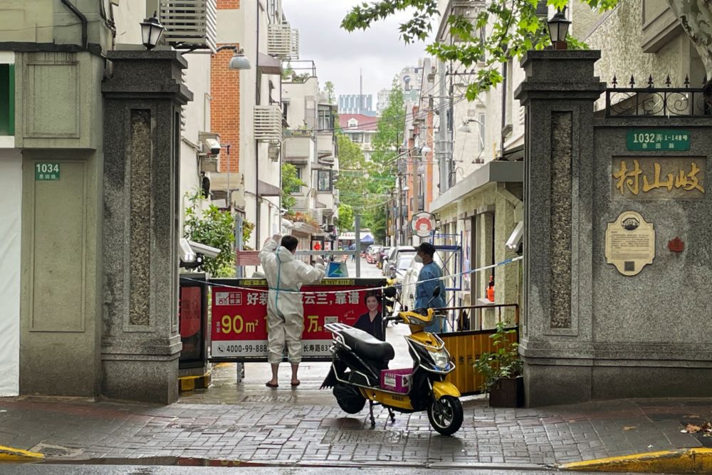 A courier in a protective suit makes deliveries to a residential compound amid the coronavirus disease (Covid-19) outbreak in Shanghai, China April 23, 2022. u00e2u20acu201d Reuters pic