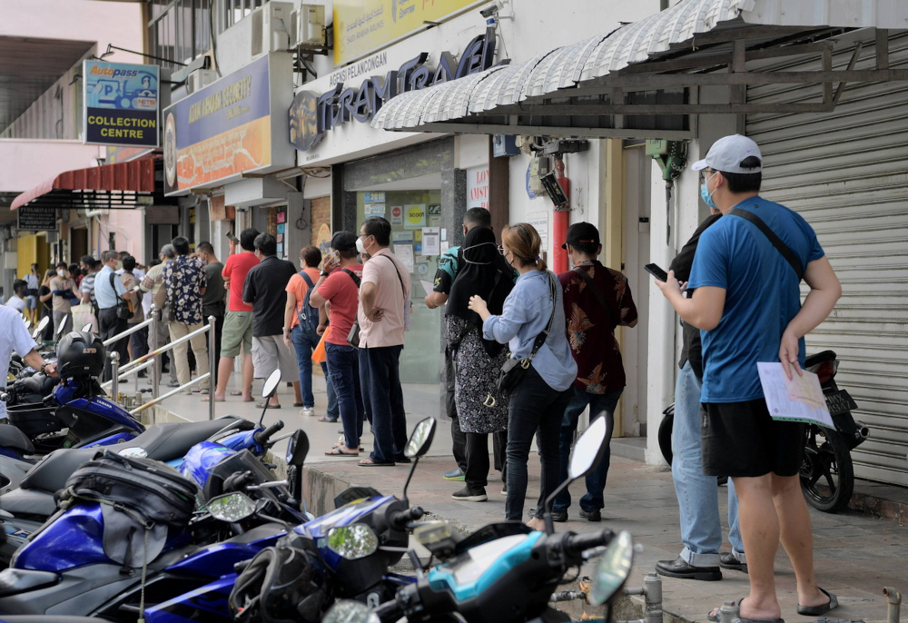 A long queue from as early as 7am can be seen at the office issuing the Autopass in Jalan Tun Abdul Razak Susur 1/1 in Johor Baru, April 6, 2022. u00e2u20acu201d Bernama pic 