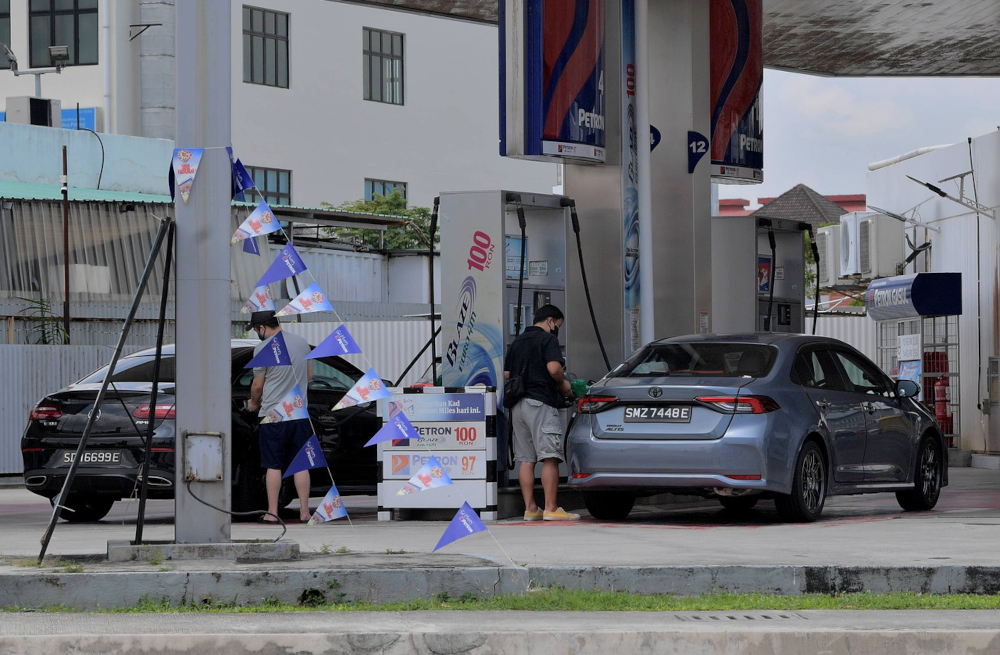 Foreign registered vehicles picture filling up petrol at a gas station in Johor Baru, April 6, 2022. u00e2u20acu201d Bernama pic 