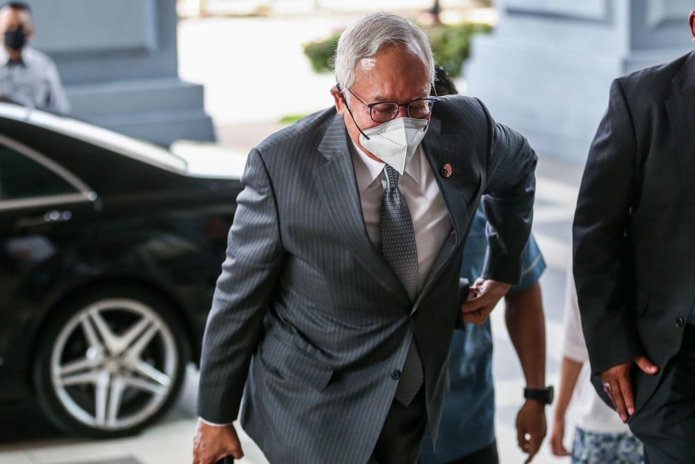 Datuk Seri Najib Razak arrives at the Kuala Lumpur High Court April 20, 2022. u00e2u20acu201d Picture by Hari Anggarann