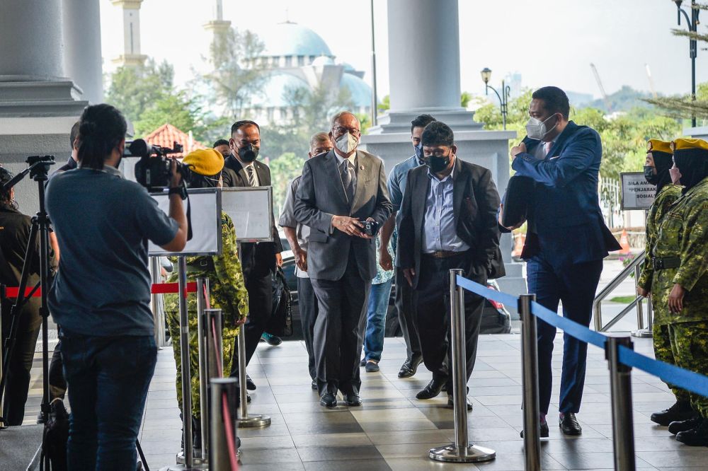 Datuk Seri Najib Razak arrives at the Kuala Lumpur High Court April 20, 2022. u00e2u20acu201d Picture by Hari Anggarann