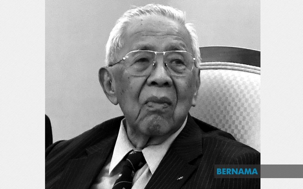Tengku Tan Sri Ahmad Rithauddeen Tengku Ismail died at 8.43pm last night due to old age. u00e2u20acu2022 Picture via Twitter/bernamadotcom