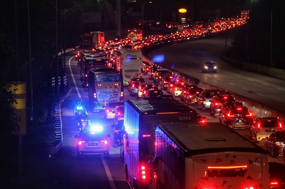 Traffic at the Gombak toll plaza heading to the East Coast is bumper to bumper at midnight, April 30, 2022. u00e2u20acu2022 Picture by Ahmad Zamzahuri