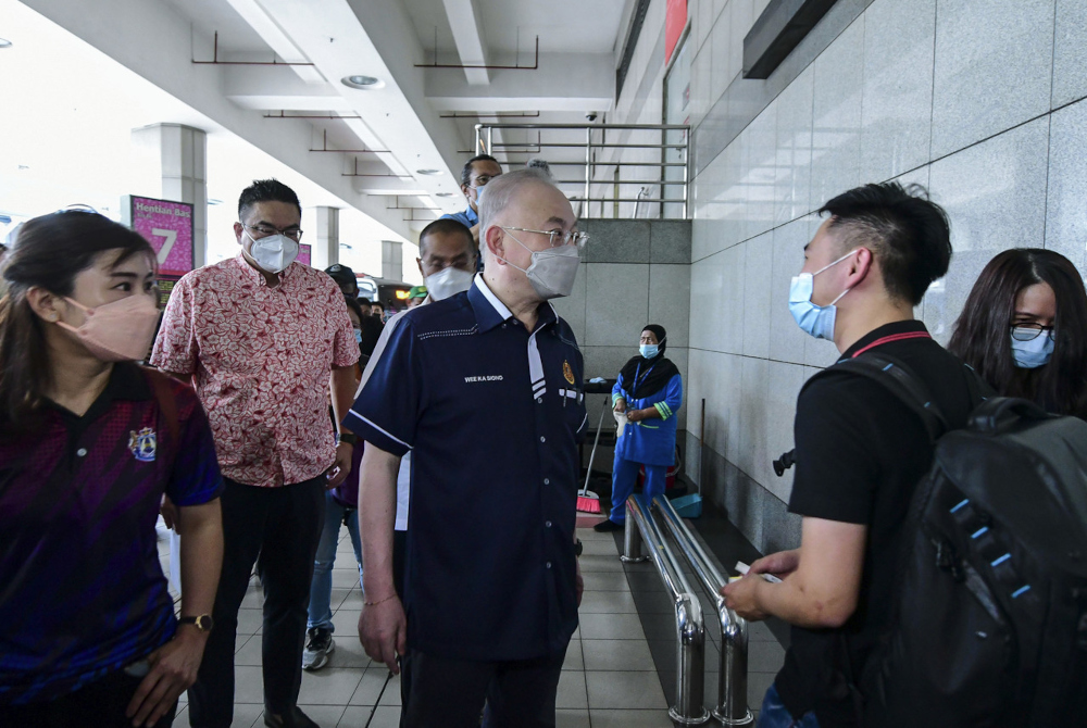 Transport Minister Datuk Seri Wee Ka Siong with travellers at the Immigration, Customs, Quarantine Complex at Bangunan Sultan Iskandar in Johor, April 1, 2022. u00e2u20acu201d Bernama pic 
