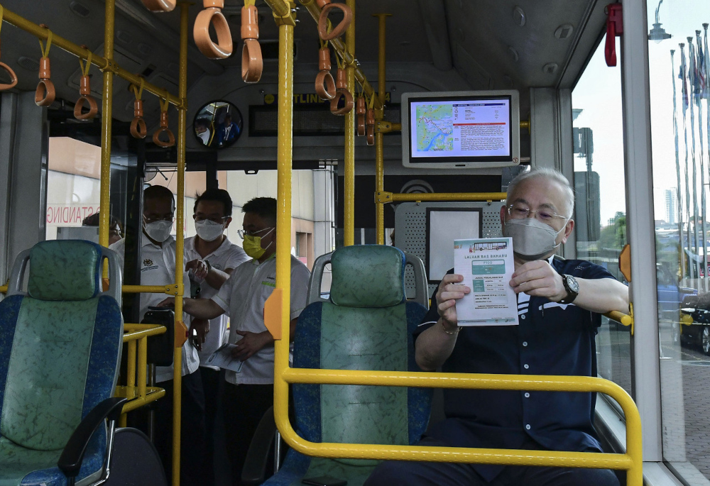 Transport Minister Datuk Seri Wee Ka Siong on the Causeway Link bus heading towards the Immigration, Customs and Quarantine Complex at Bangunan Sultan Iskandar in Johor, April 1, 2022. u00e2u20acu201d Bernama pic 