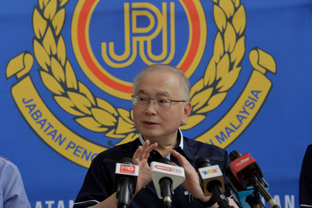 Transport Minister Datuk Seri Wee Ka Siong speaks to the media after launching the road safety and integrated ops campaign in conjunction with the 2022 Hari Raya Aidilfitri celebrations in Putrajaya, April 18, 2022. u00e2u20acu201d Bernama pic 