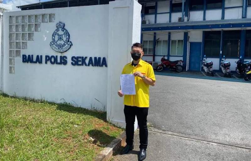 Liew shows the police report filed against Yong. u00e2u20acu201d Borneo Post pic