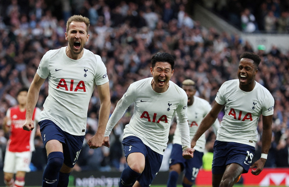 Tottenham Hotspur's Harry Kane celebrates scoring their first goal against Arsenal with Son Heung-min and Ryan Sessegnon, May 12, 2022. u00e2u20acu201d Action Images via Reuters/Paul Childs 