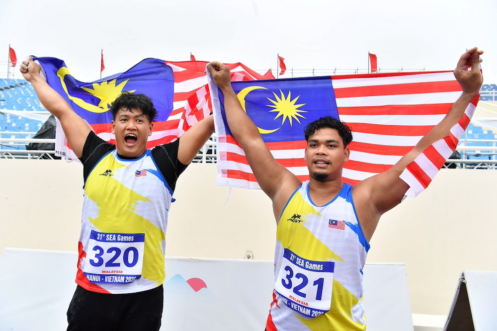 National hammer throwers Jackie Wong Siew Cheer and Sadat Maryuqi Ajisan won gold and bronze respectively, Hanoi May 14, 2022. u00e2u20acu201d Bernama pic
