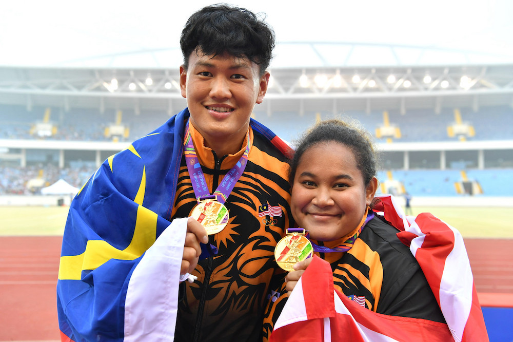 National hammer throwers Jackie Wong Siew Cheer and Grace Wong pose with their gold medals at the 31st SEA Games in Hanoi May 14, 2022. u00e2u20acu201d Bernama pic 